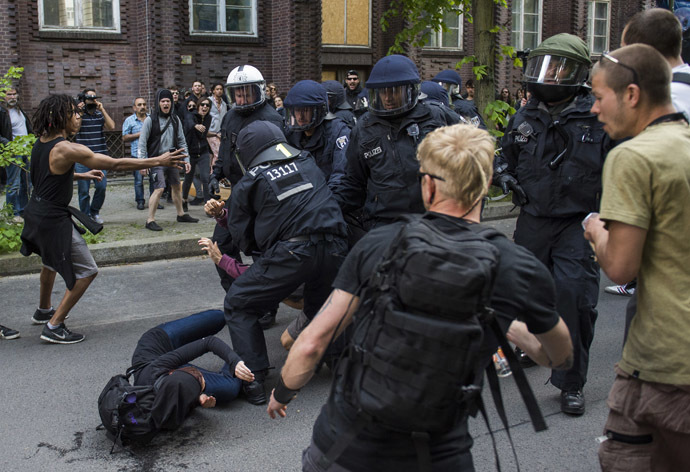 Poliziotti colluttazione con i manifestanti anti-fascisti durante il tentativo di trattenere un manifestante come attivisti del partito di estrema destra NPD marcia attraverso il ponte Jannowitz a Berlino il 26 aprile 2014. (AFP Photo / Odd Andersen)