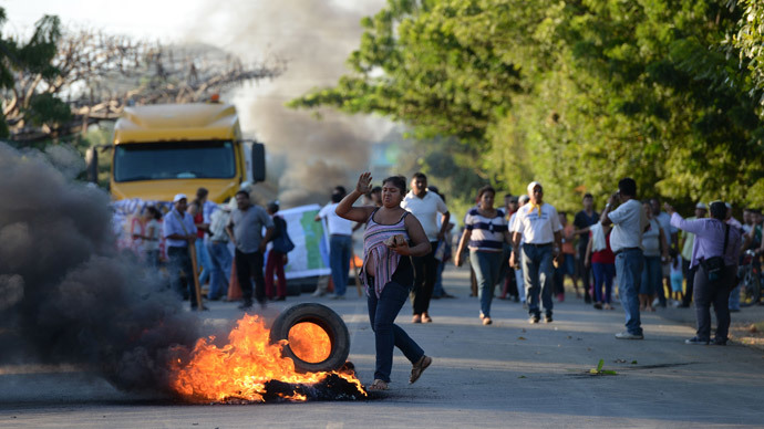People protest burning tires against the inauguration of the works of an inter-oceanic canal in Rivas, Nicaragua on December 22, 2014.(AFP Photo / STR)