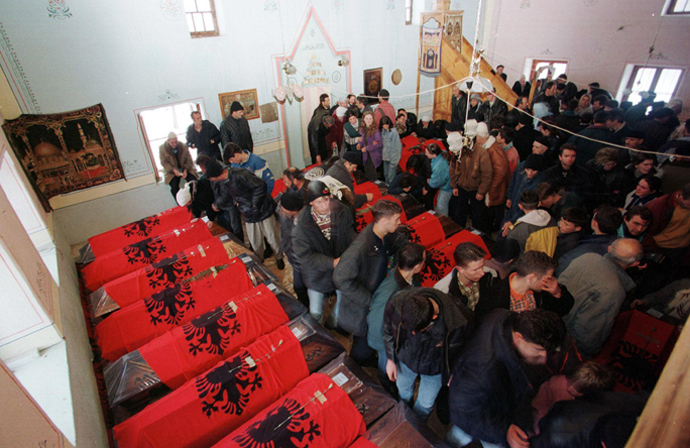 FamÃ­lias kosovares entram na mesquita de Racak, onde os caixÃµes de albaneses mortos em 15 de janeiro foram trazidos em 10 de fevereiro, no sul de Kosovo (AFP Photo)