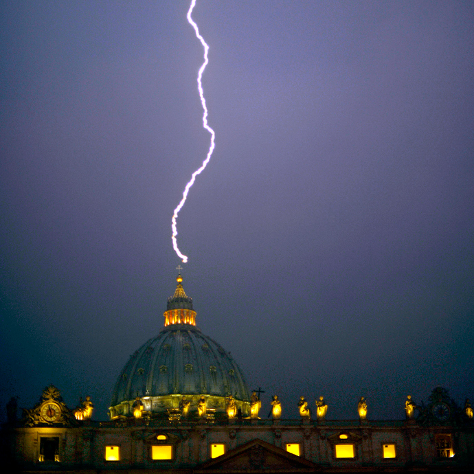 jour - Le Pape François aurait-il prophétisé dès le jour de son élection qu'il serait le Pape de la fin du monde ? Pope-lightning
